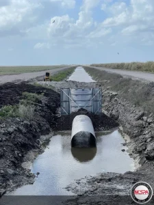 Canal water control system supporting irrigation and water movement between agricultural fields.
